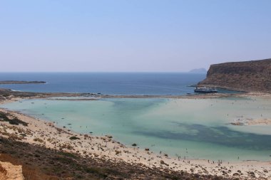 Yunanistan 'ın Girit Adası' ndaki mavi Balos gölü ve plajının güzel bir manzarası.