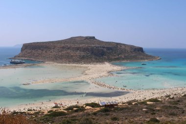 Yunanistan 'ın Girit Adası' ndaki mavi Balos gölü ve plajının güzel bir manzarası.