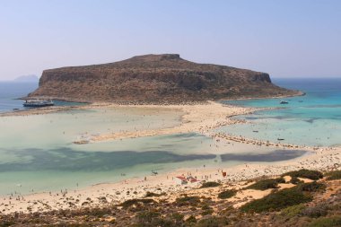 Yunanistan 'ın Girit Adası' ndaki mavi Balos gölü ve plajının güzel bir manzarası.