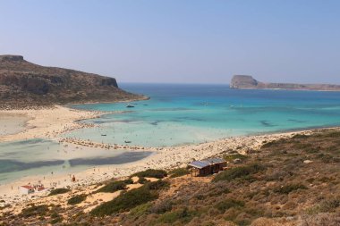 Yunanistan 'ın Girit Adası' ndaki mavi Balos gölü ve plajının güzel bir manzarası.
