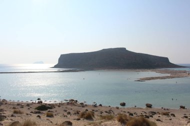 Yunanistan 'ın Girit Adası' ndaki mavi Balos gölü ve plajının güzel bir manzarası.
