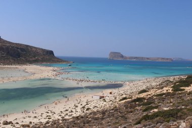 Yunanistan 'ın Girit Adası' ndaki mavi Balos gölü ve plajının güzel bir manzarası.