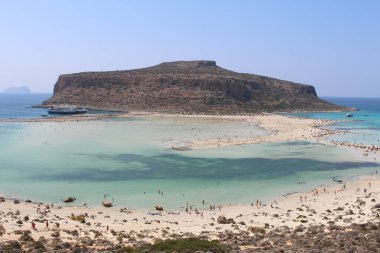 Yunanistan 'ın Girit Adası' ndaki mavi Balos gölü ve plajının güzel bir manzarası.
