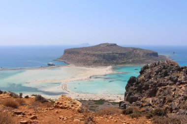 Yunanistan 'ın Girit Adası' ndaki mavi Balos gölü ve plajının güzel bir manzarası.