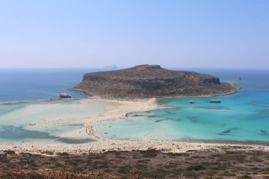 Yunanistan 'ın Girit Adası' ndaki mavi Balos gölü ve plajının güzel bir manzarası.