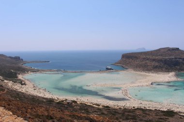Yunanistan 'ın Girit Adası' ndaki mavi Balos gölü ve plajının güzel bir manzarası.