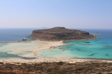 Yunanistan 'ın Girit Adası' ndaki mavi Balos gölü ve plajının güzel bir manzarası.