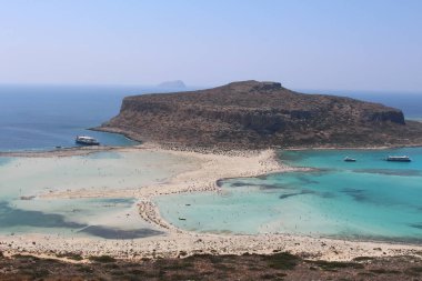 Yunanistan 'ın Girit Adası' ndaki mavi Balos gölü ve plajının güzel bir manzarası.