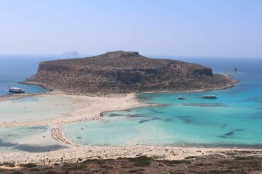 Yunanistan 'ın Girit Adası' ndaki mavi Balos gölü ve plajının güzel bir manzarası.