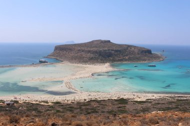 Yunanistan 'ın Girit Adası' ndaki mavi Balos gölü ve plajının güzel bir manzarası.