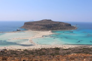 Yunanistan 'ın Girit Adası' ndaki mavi Balos gölü ve plajının güzel bir manzarası.