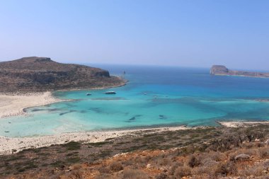 Yunanistan 'ın Girit Adası' ndaki mavi Balos gölü ve plajının güzel bir manzarası.