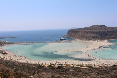 Yunanistan 'ın Girit Adası' ndaki mavi Balos gölü ve plajının güzel bir manzarası.