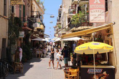 CHANIA, CRETE Adaları, GREECE - 27 Temmuz 2016: Geleneksel ev ve dükkanlarla dar Theotokopoulou Caddesi manzarası.