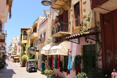 CHANIA, CRETE Adaları, GREECE - 27 Temmuz 2016: Geleneksel ev ve dükkanlarla dar Theotokopoulou Caddesi manzarası.