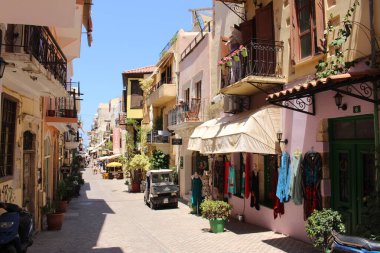CHANIA, CRETE Adaları, GREECE - 27 Temmuz 2016: Geleneksel ev ve dükkanlarla dar Theotokopoulou Caddesi manzarası.