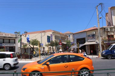 CHANIA, CRETE Adaları, GREECE - 27 Temmuz 2016: Chatzimichali Giannari caddesi ile Chalidon caddesinin kesiştiği yol manzarası.