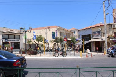 CHANIA, CRETE Adaları, GREECE - 27 Temmuz 2016: Chatzimichali Giannari caddesi ile Chalidon caddesinin kesiştiği yol manzarası.
