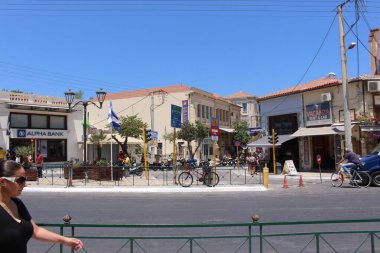 CHANIA, CRETE Adaları, GREECE - 27 Temmuz 2016: Chatzimichali Giannari caddesi ile Chalidon caddesinin kesiştiği yol manzarası.