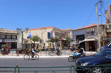 CHANIA, CRETE Adaları, GREECE - 27 Temmuz 2016: Chatzimichali Giannari caddesi ile Chalidon caddesinin kesiştiği yol manzarası.