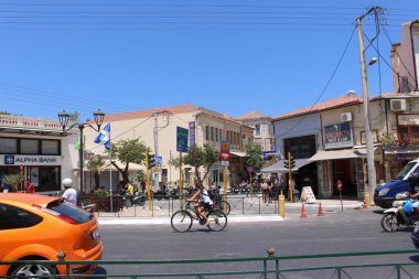 CHANIA, CRETE Adaları, GREECE - 27 Temmuz 2016: Chatzimichali Giannari caddesi ile Chalidon caddesinin kesiştiği yol manzarası.