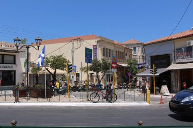 CHANIA, CRETE Adaları, GREECE - 27 Temmuz 2016: Chatzimichali Giannari caddesi ile Chalidon caddesinin kesiştiği yol manzarası.