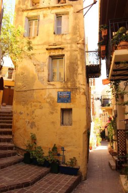 CHANIA, CRETE Adaları, GREECE - 26 Temmuz 2016: Geleneksel Yunan evleriyle dar Douka Dimitriou caddesi manzarası.