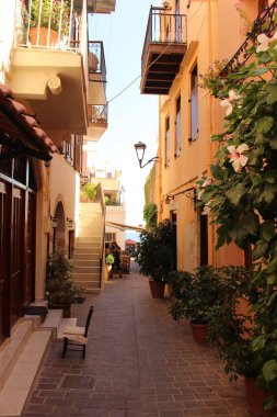 CHANIA, CRETE Adaları, GREECE - 26 Temmuz 2016: Geleneksel Yunan evleriyle dar Douka Dimitriou caddesi manzarası.