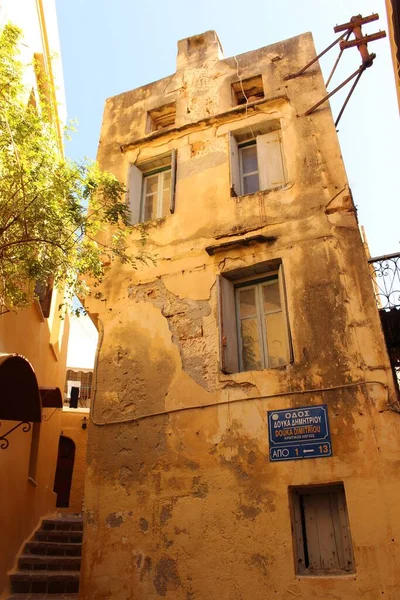 CHANIA, CRETE Adaları, GREECE - 26 Temmuz 2016: Geleneksel Yunan evleriyle dar Douka Dimitriou caddesi manzarası.