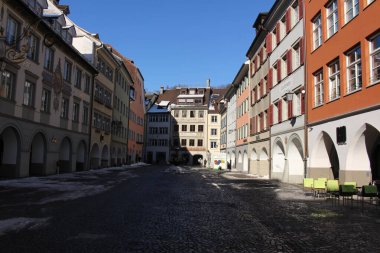 FELDKIRCH, VORARLBERG, AUSTRIA - 29 Ocak 2017: Güneşli bir pazar gününde ana meydanın (Marktgasse Caddesi) manzarası.