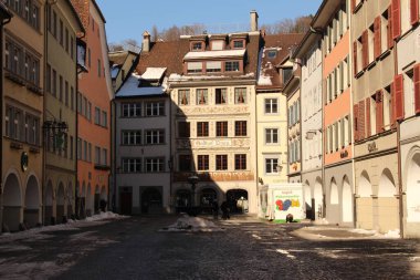 FELDKIRCH, VORARLBERG, AUSTRIA - 29 Ocak 2017: Güneşli bir pazar gününde ana meydanın (Marktgasse Caddesi) manzarası.
