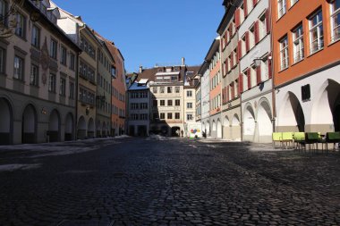 FELDKIRCH, VORARLBERG, AUSTRIA - 29 Ocak 2017: Güneşli bir pazar gününde ana meydanın (Marktgasse Caddesi) manzarası.
