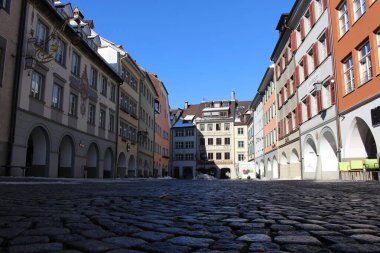 FELDKIRCH, VORARLBERG, AUSTRIA - 29 Ocak 2017: Güneşli bir pazar gününde ana meydanın (Marktgasse Caddesi) manzarası.