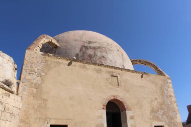 Kucuk Hasan Paşa Camii (ya da Giali Tzami, Giali Tzamissi, Yiali Tzami, Yeniçeriler Camii) 1649 yılında Osmanlı Türkleri tarafından eski Venedik 'in Chania, Girit Adası, Yunanistan limanında inşa edildi..
