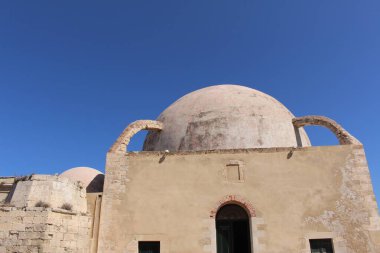Kucuk Hasan Paşa Camii (ya da Giali Tzami, Giali Tzamissi, Yiali Tzami, Yeniçeriler Camii) 1649 yılında Osmanlı Türkleri tarafından eski Venedik 'in Chania, Girit Adası, Yunanistan limanında inşa edildi..