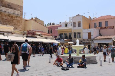 CHANIA, CRETE ADLAND, GREECE - 30 Temmuz 2016: Kanevarou Caddesi 'ndeki çevreden geçenlerden para kazanmak için üç genç çocuk akordiyon, tomtom ve lavta çalıyor. 