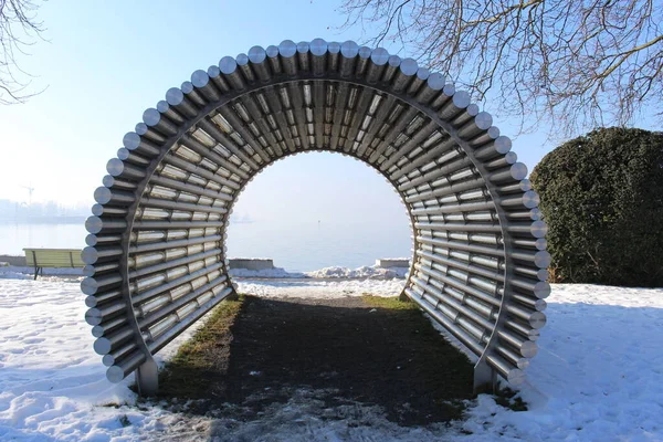 Alagútlámpa Fémrácsokkal Bregenz Kikötői Parkban Vorarlbergben Ausztriában Constance Háttérben — Stock Fotó