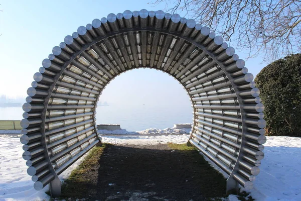 Alagútlámpa Fémrácsokkal Bregenz Kikötői Parkban Vorarlbergben Ausztriában Constance Háttérben — Stock Fotó