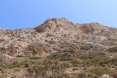 Yunanistan 'ın Girit Adası' nın kuzeybatısındaki Rough Balos Lagoon (veya Balos Sahili) arazisi. 10 km 'lik engebeli bir yoldan sonra, yaklaşık 7 km' lik patika ünlü plaja çıkıyor..