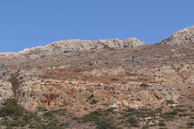 Yunanistan 'ın Girit Adası' nın kuzeybatısındaki Rough Balos Lagoon (veya Balos Sahili) arazisi. 10 km 'lik engebeli bir yoldan sonra, yaklaşık 7 km' lik patika ünlü plaja çıkıyor..