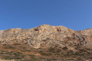 Yunanistan 'ın Girit Adası' nın kuzeybatısındaki Rough Balos Lagoon (veya Balos Sahili) arazisi. 10 km 'lik engebeli bir yoldan sonra, yaklaşık 7 km' lik patika ünlü plaja çıkıyor..