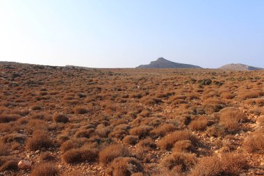 Yunanistan 'ın Girit Adası' nın kuzeybatısındaki Rough Balos Lagoon (veya Balos Sahili) arazisi. 10 km 'lik engebeli bir yoldan sonra, yaklaşık 7 km' lik patika ünlü plaja çıkıyor..