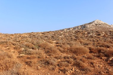 Yunanistan 'ın Girit Adası' nın kuzeybatısındaki Rough Balos Lagoon (veya Balos Sahili) arazisi. 10 km 'lik engebeli bir yoldan sonra, yaklaşık 7 km' lik patika ünlü plaja çıkıyor..