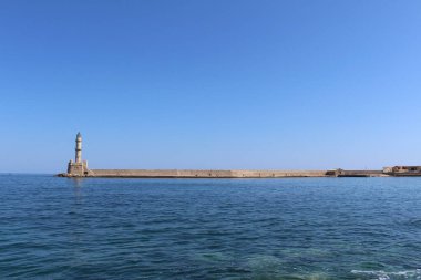Yunanistan 'ın Girit Adası' ndaki eski Venedik Hanya Limanı 'ndaki deniz feneri..
