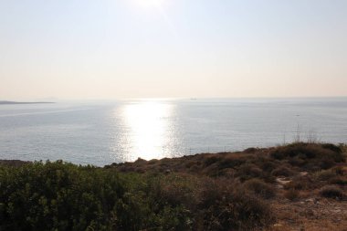 Yunanistan'da Girit adasının batı kesiminde tepenin tepesinden alınan güzel Akdeniz ve Falassarna Plajı panoramik görünümü.