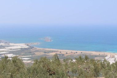 Yunanistan'da Girit adasının batı kesiminde tepenin tepesinden alınan güzel Akdeniz ve Falassarna Plajı panoramik görünümü.