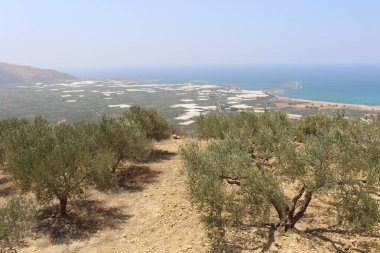Yunanistan'da Girit adasının batı kesiminde tepenin tepesinden alınan güzel Akdeniz ve Falassarna Plajı panoramik görünümü.