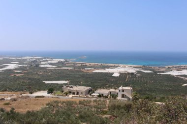 Yunanistan'da Girit adasının batı kesiminde tepenin tepesinden alınan güzel Akdeniz ve Falassarna Plajı panoramik görünümü.