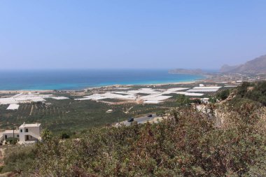 Yunanistan'da Girit adasının batı kesiminde tepenin tepesinden alınan güzel Akdeniz ve Falassarna Plajı panoramik görünümü.
