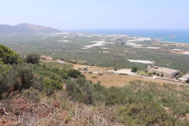 Yunanistan'da Girit adasının batı kesiminde tepenin tepesinden alınan güzel Akdeniz ve Falassarna Plajı panoramik görünümü.